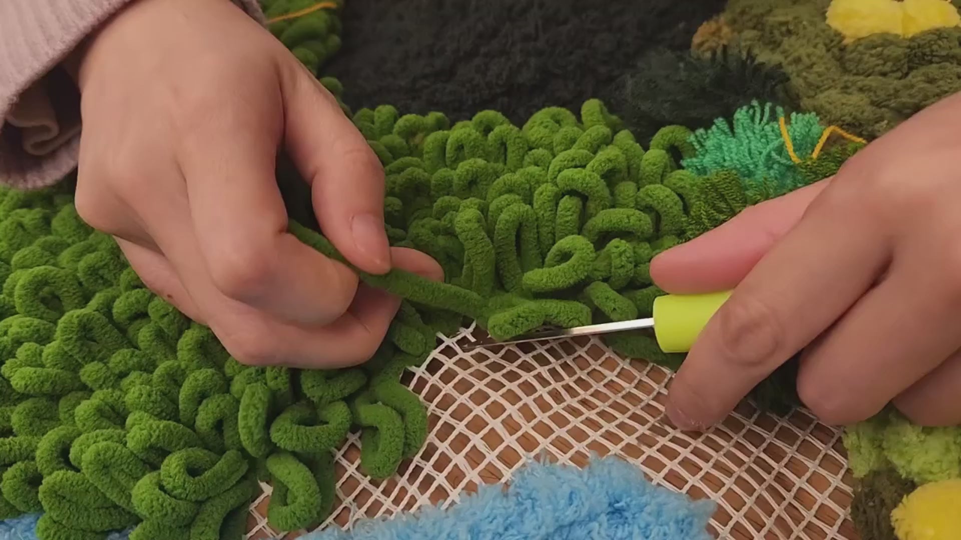 DIY MOSS carpet latch hook instructional video